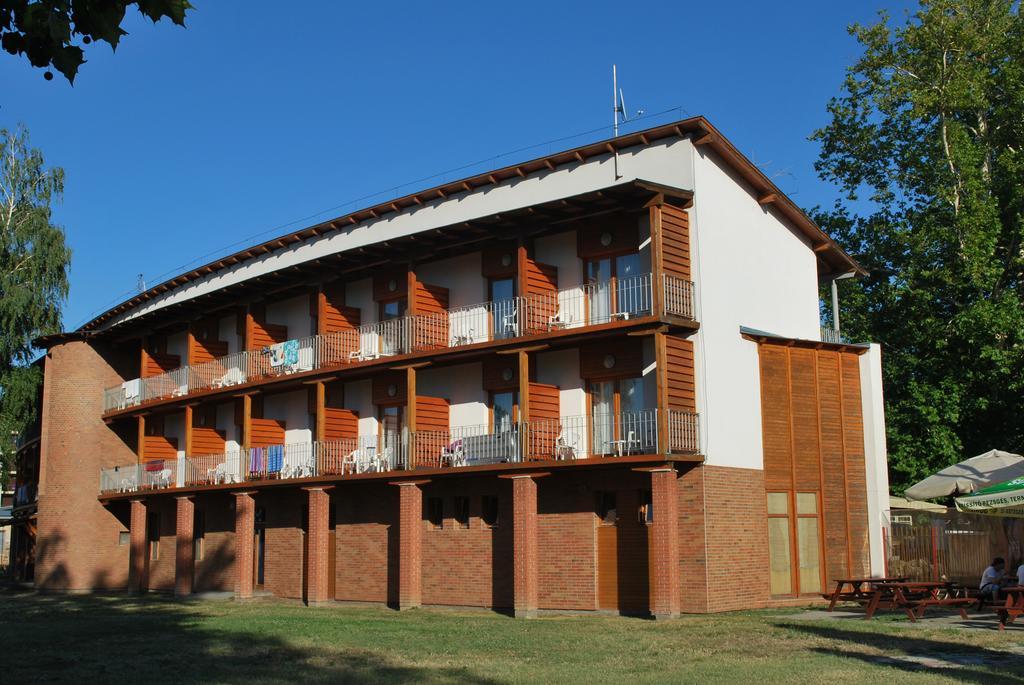 Hotel Holiday Шіофок Екстер'єр фото